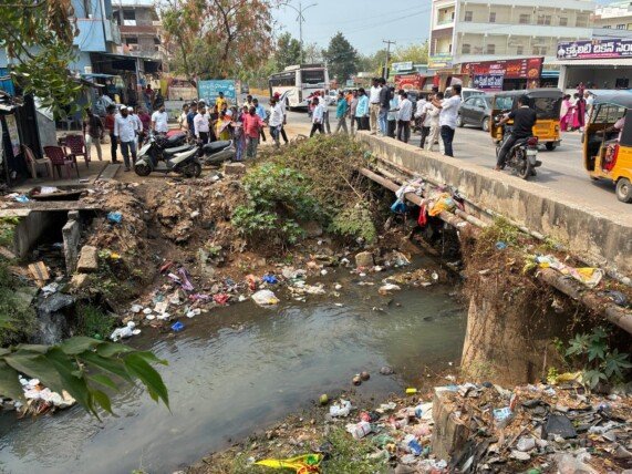 కల్వర్టును పరిశీలించిన కలెక్టర్ ,పూడిక తొలగించాలని ఆదేశాలు.