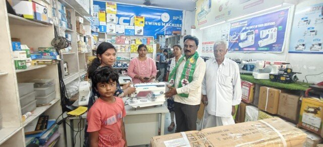 కుటుంబానికి కుట్టు మిషన్ సహాయం