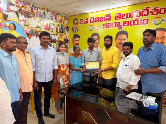 పేద బీటెక్ విద్యార్థికి ల్యాప్‌టాప్ అందజేసిన గద్దె క్రాంతి కుమార్