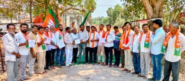 రైతులకు 24 గంటల నాణ్యమైన విద్యుత్ , లో వోల్టేజ్ లేకుండా విద్యుత్ సరఫరా చేయాలని బి.జీ.వినాయకుల ధర్నా