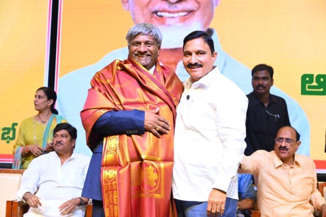 కోమటి జయరాంను సత్కరించిన ఎమ్మెల్యే సుజనా చౌదరి….!