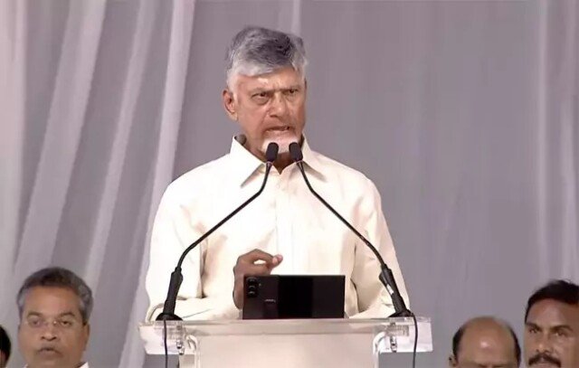 పొట్టి శ్రీరాములు త్యాగస్ఫూర్తితో రాష్ట్ర అభివృద్ధికి కృషి చేయాలి: చంద్రబాబు