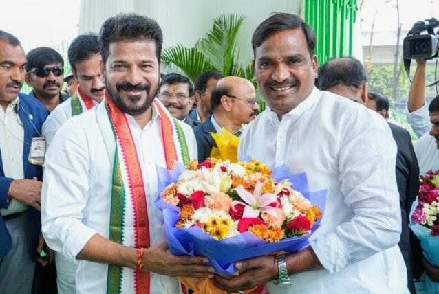 ముఖ్యమంత్రి రేవంత్ రెడ్డికి పుష్పగుచ్చం అందజేసి సమావేశాలకు స్వాగతం పలికిన బీర్ల ఐలయ్య