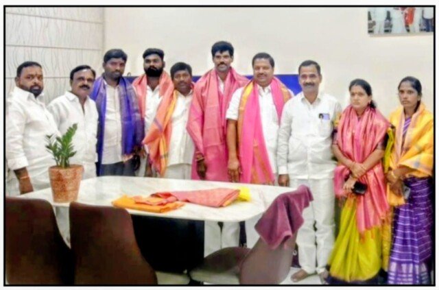 బూడిద బిక్షమయ్య గౌడ్ ను కలిసిన బొమ్మలరామారం సర్పంచ్ కట్ట ఉమాదేవి శ్రీకాంత్ గౌడ్