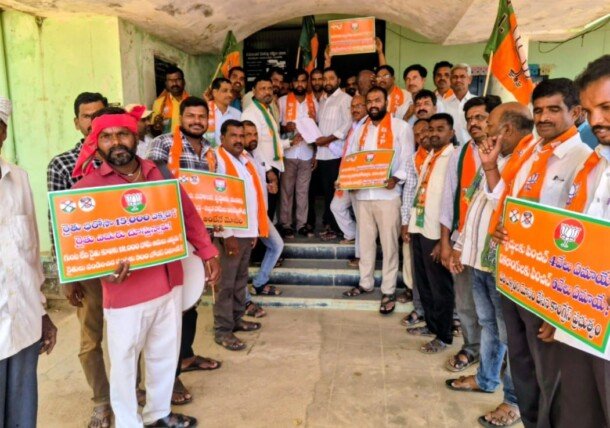 రూపాయి రూపాయి కూడబెట్టుకొని కట్టుకున్న ఇల్లు కూల్చవద్దు అని తహసిల్దార్ ఆఫీస్ ముందు నిరసన