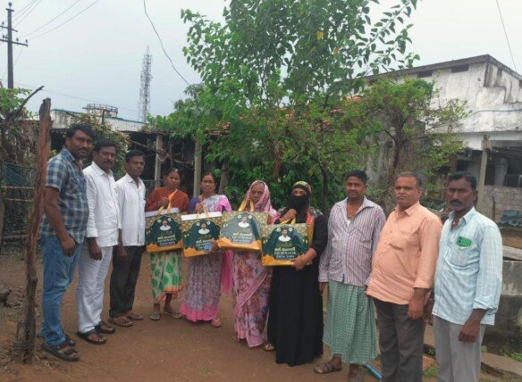 ముస్లింలకు రంజాన్ తోఫా అందజేత