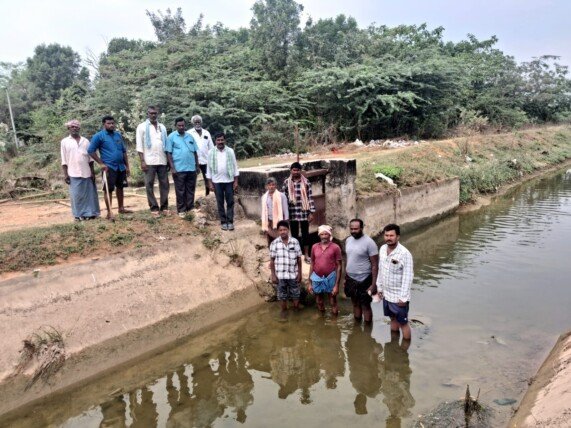 ఎండుతున్న పంటలు, రైతుల నిరసన