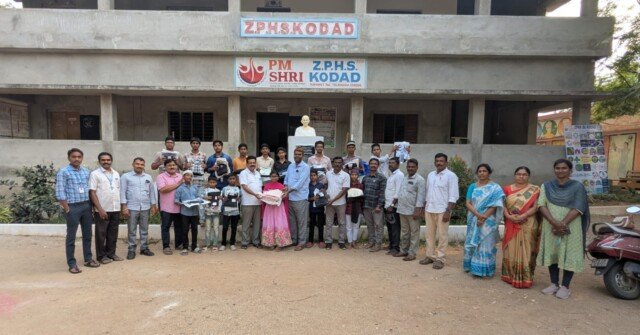 పండుగల సందర్భంగా పేద విద్యార్థులకు నూతన వస్త్రాలు బహూకరణ