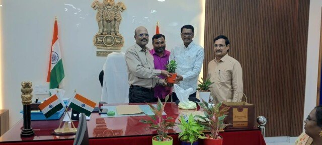 తిరువూరు ఆర్ డి ఓ.ఎ. కుమార్ ను మర్యాదపూర్వకంగా కలుసుకున్న ఎ. కొండూరు తహశీల్దార్ సిబ్బంది.