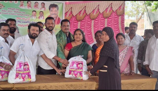 తాజ్ పూర్ గ్రామంలో సర్పంచ్ ర్యాకల సంతోష శ్రీనివాస్ ఆధ్వర్యంలో పేద ముస్లిం కుటుంబాలకు రంజాన్ పండుగ కానుకల పంపిణీ