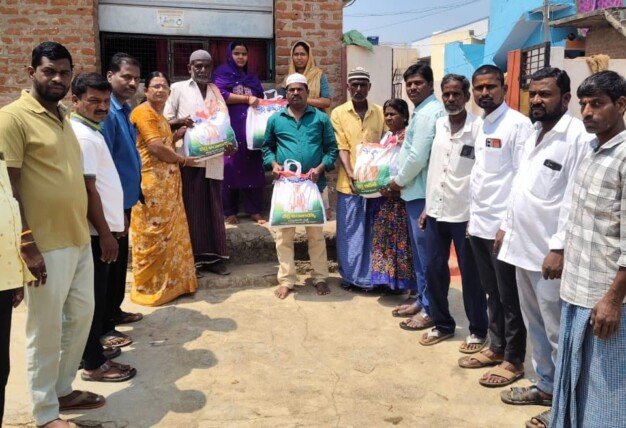 బీర్ల పౌండేషన్ చైర్మన్ బీర్ల అనిత ఆదేశాల మేరకు ముస్లిం సోదరులకు రంజాన్ తోఫా అందజేత