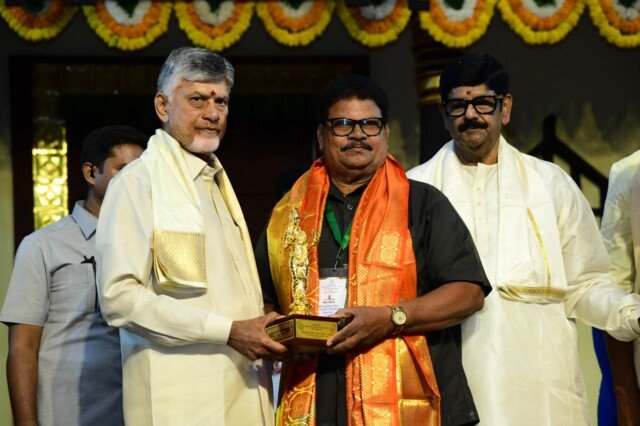 జర్నలిస్ట్ యేమినేని రమణకు ప్రభుత్వ ఉగాది పురస్కారం.