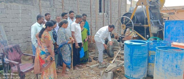 నూతన ఇందిరమ్మ గృహాన్ని ప్రారంభించిన కాంగ్రెస్ నాయకులు