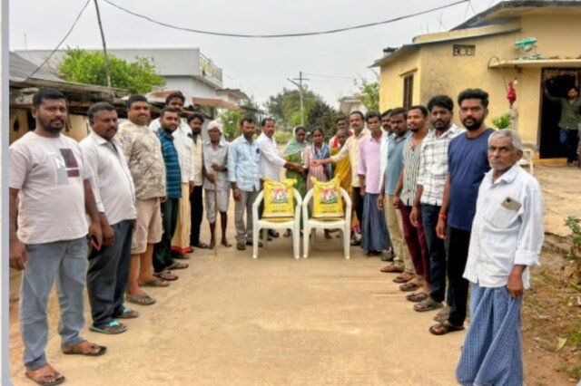 మృతుడి కుటుంబానికి బియ్యం పంపిణీ మరియు ఆర్థిక సహాయం అందజేత