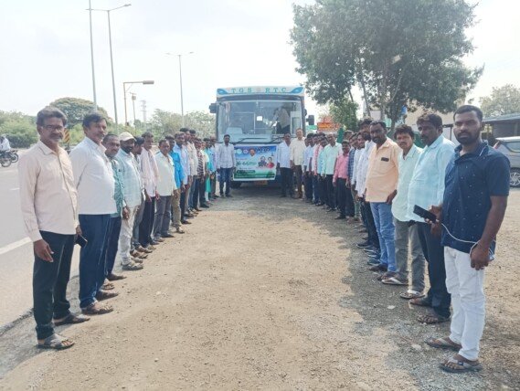 రైతు మహోత్సవానికి తరలి వెళ్లిన అధికారులు.