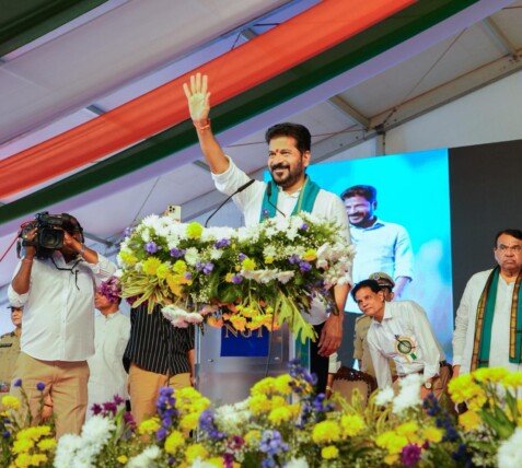 ప్రైవేట్ మోజు వద్దు.. ప్రభుత్వ పాఠశాలలే బెస్ట్: రేవంత్ రెడ్డి