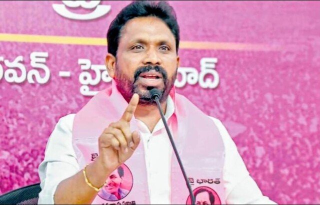 ప్రజల ఆరోగ్యం పట్టించుకోకుండా అనారోగ్యం పాలు చేస్తున్న ముఖ్యమంత్రి , మున్సిపల్ శాఖ మంత్రి రేవంత్ రెడ్డి ప్రజా పట్ల కీటకం ల తయారయ్యాడు: డా ఎర్రోళ్ళ శ్రీనివాస్