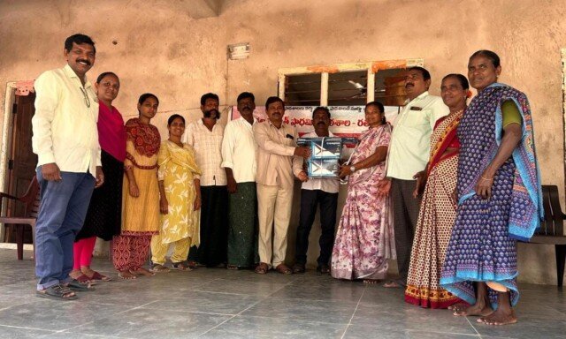 ప్రాథమిక పాఠశాలకు ఫ్యాన్ల బహుకరణ