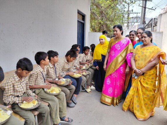 గాంధీజీ స్కూల్‌లో మధ్యాహ్న భోజన పథకంపై ఆకస్మిక తనిఖీ