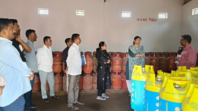 గ్యాస్ సరఫరాలో.. నిబంధనలు ఉల్లంఘిస్తే కఠిన చర్యలు: జిల్లా కలెక్టర్ చిత్రా మిశ్రా