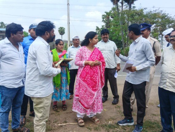 మండల కేంద్రమైనఎ. కొండూరులో సమగ్ర భూ సర్వే పై తనిఖీ నిర్వహించిన జెసిఇలక్కియా