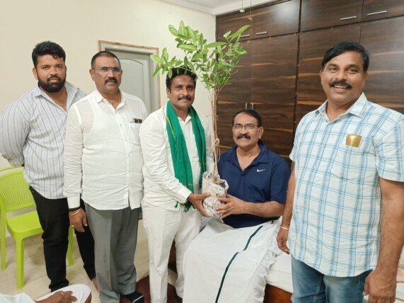 టిపిసిసి డెలిగేట్ లక్ష్మీనారాయణ రెడ్డికి మొక్కను అందించిన పర్యావరణ ఉద్యమకారులు