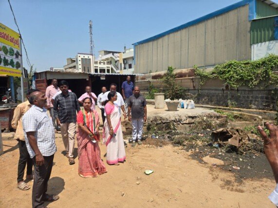 డ్రైనేజీ లను పరిశీలించిన మున్సిపల్ చైర్మన్