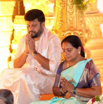 పట్టువస్త్రాలు, ముత్యాల తలంబ్రాలు సమర్పించిన కవిత దంపతులు