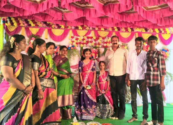 చిన్నారులను దీవించిన కోదాడ మాజీ ఎమ్మెల్యే