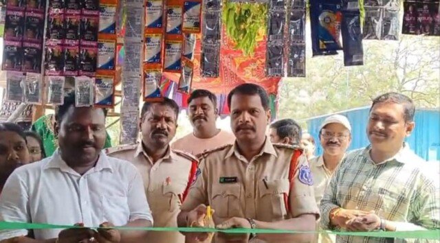 కిరాణా షాపును ప్రారంభించిన ఆలేరు సీఐ యాలాద్రి