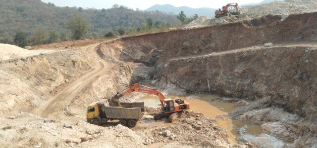 నిబంధనలకు విరుద్ధంగా తవ్వకాలు జరుపుతున్న తెల్ల పలుగు రాయి క్వారీ దృశ్యం