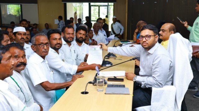 కలెక్టర్కు మెమోరాండం ఇచ్చిన సర్పంచ్, గ్రామస్తులు..గ్రామానికి వస్తా కలెక్టర్ హామీ.