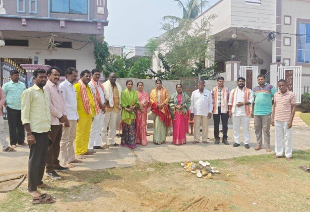 యాదగిరిగుట్ట మున్సిపాలిటీ పరిధిలో 7వ వార్డులో సుడుగు శ్రీనివాస్ రెడ్డి ఇంటి ముందు డ్రైనేజీ పనులు ప్రారంభం