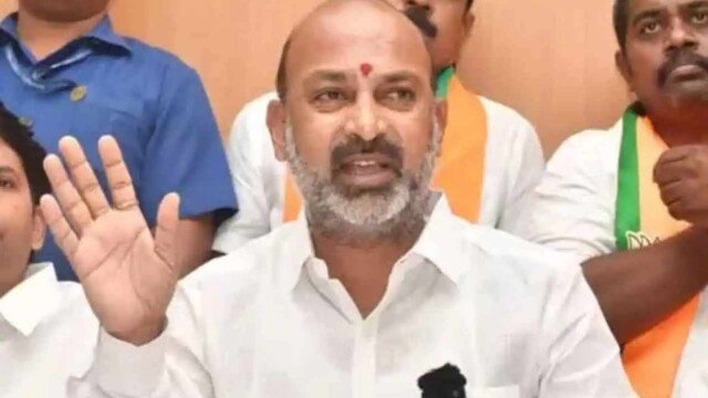 పెట్రోల్ కొరతపై బండి సంజయ్ క్లారిటీ.. వదంతులను నమ్మొద్దని విజ్ఞప్తి