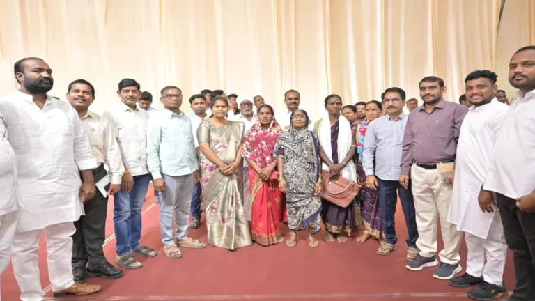 భట్టి కుమారుడి పెళ్లి వేడుకలో ప్రత్యేక ఆకర్షణ.. పాదయాత్రలో పాల్గొన్న మహిళలకు సత్కారం