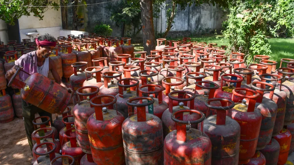 గ్యాస్ కొరతలో బిగ్ డెసిషన్.. 10 కిలోల LPG సిలిండర్ రాబోతుందా?
