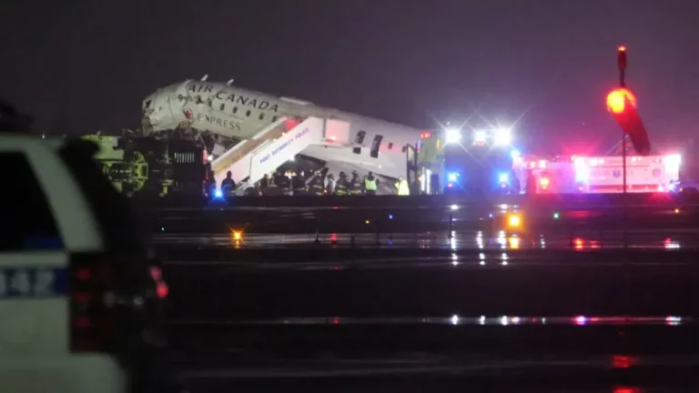 న్యూయార్క్ ఎయిర్‌పోర్ట్‌లో ఘోర ప్రమాదం.. విమానం–ఫైరింజన్ ఢీ