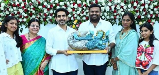 ఉండవల్లి నివాసంలో లోకేష్ డిన్నర్ మీట్.. ప్రజాప్రతినిధులు, కుటుంబాలతో సందడి