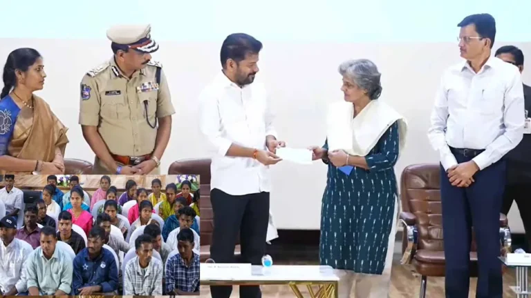 ఆపరేషన్ కగార్ ప్రభావం.. రేవంత్ రెడ్డి ఎదుట 130 మంది మావోయిస్టులు లొంగుబాటు