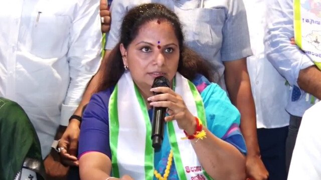 ఉద్యోగాల హామీలు అమలు చేయాలి – కవిత డిమాండ్