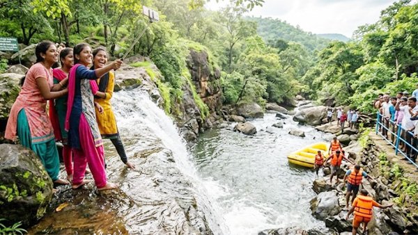 సెల్ఫీ మోజు విషాదం.. జలపాతంలో ముగ్గురు బాలికల ప్రాణాలు కోల్పోయారు