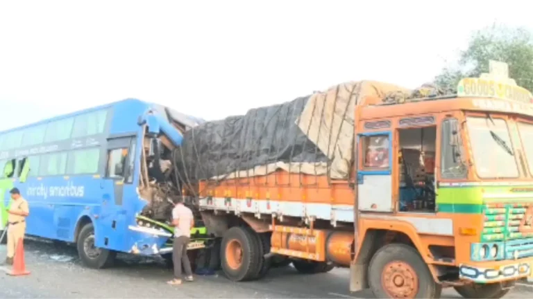 కోదాడ బైపాస్ వద్ద ప్రమాదం.. లారీని ఢీకొట్టిన ప్రైవేట్ బస్సు, పలువురికి గాయాలు