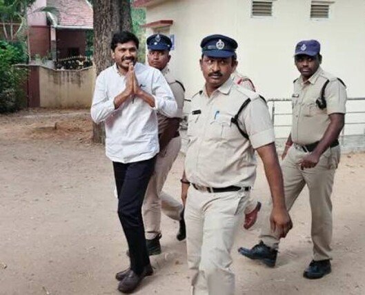 పోలీసుల అదుపులో జగన్ మాజీ CPRO శ్రీహరి