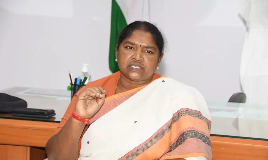 ములుగులో మంత్రి సీతక్క ఆగ్రహం.. తప్పుడు ప్రచారంపై హెచ్చరిక
