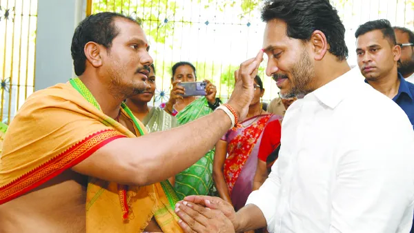 పులివెందులలో వైయస్ జగన్ విస్తృత పర్యటన.. ప్రజలతో మమేకం