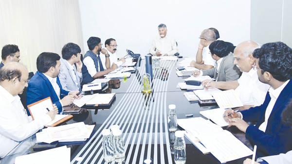 ఈవీ వాహనాల ప్రోత్సాహంపై సీఎం చంద్రబాబు దృష్టి.. విద్యుత్ వ్యయం తగ్గింపుకు లక్ష్యం