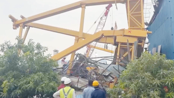 శంకరపల్లిలో విషాదం: క్రేన్లు కూలి ఐదుగురు కార్మికుల మృతి