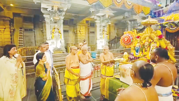 యాదాద్రి లక్ష్మీనరసింహస్వామి దర్శనంలో నారా భువనేశ్వరి