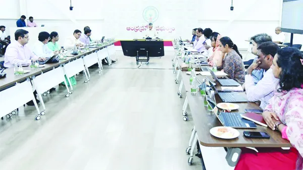 డిసెంబర్ నాటికి అన్ని ప్రభుత్వ సేవలు ఆన్‌లైన్‌లోకి: సీఎం చంద్రబాబు ఆదేశాలు