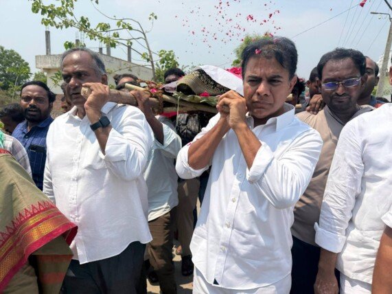 ఉద్యమ వీరనారి సత్తెమ్మకు కేటీఆర్ నివాళి.. పాడె మోసి గౌరవం